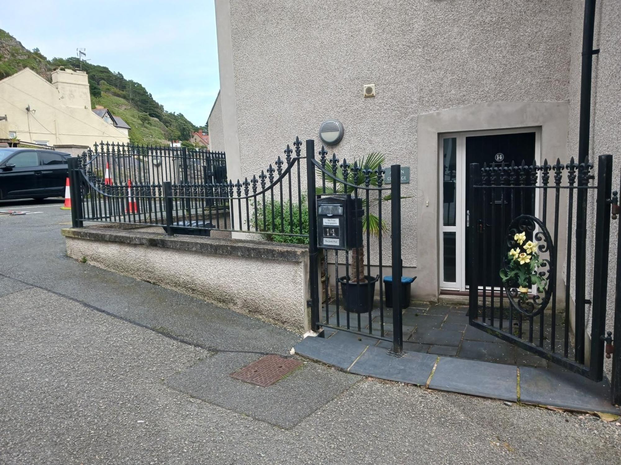 Bodlondeb Castle Bed & Breakfast { Central Llandudno} Exterior foto